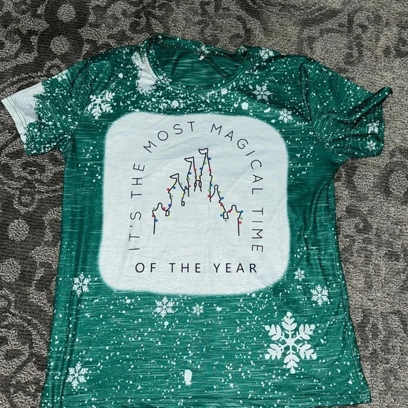 Tops - •Disney Christmas shirt•